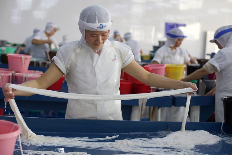 Operator stretching a casing on the selection line in Shaoshan